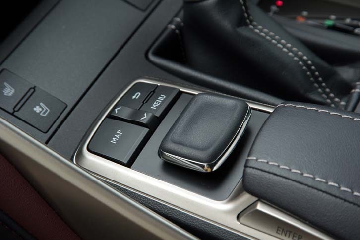 筆者お気に入りの「リモートタッチ」。前後左右に動かすことで、インフォテインメントシステムを直感的に操作できる。