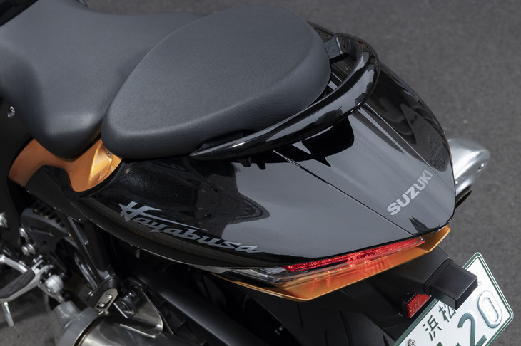 従来モデルとは趣を異にする、シャープな造形のリアまわり。販売店オプションでシングルシートカウルも用意される。