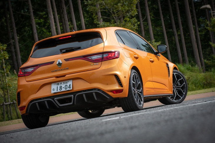 センター出しのマフラーエンドを囲うように、大仰なフィンを備えたディフューザーが装着されている。