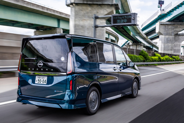 できるだけエンジンをかけないでバッテリーを使い切る制御とした新型パワートレインの採用や、車体の見えない穴を吸音材・遮音材でふさぎ、走行時のノイズを徹底的に抑え込んだという新型「セレナ」。さらに「ルキシオン」ではフロントとフロントサイドのガラスに遮音タイプを用いて、ほかの「e-POWER」モデルよりも静粛性を向上させている。