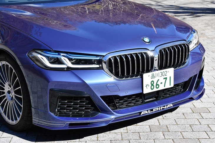 フロントには、大開口のロワグリルを持つバンパーを装着。リップ部の「ALPINA」ロゴが目を引く。