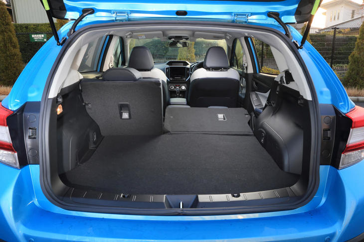 リアシート使用時の荷室容量は340リッター。荷室床下には、小物が入るサブトランクも備えている。