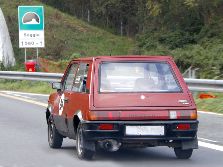 「イノチェンティ・ミニ・デ・トマゾ」。リグリア州ラ・スペーツィアで2021年11月撮影。