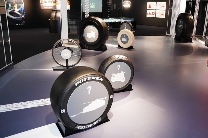 さまざまな乗り物のタイヤがクイズ形式で並んでいる。裏に回れば答えが書いてあるが、ぜひ来場して確かめていただきたい。