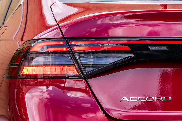 ホンダ・アコード（ブレーキランプ点灯時のリアコンビランプ）