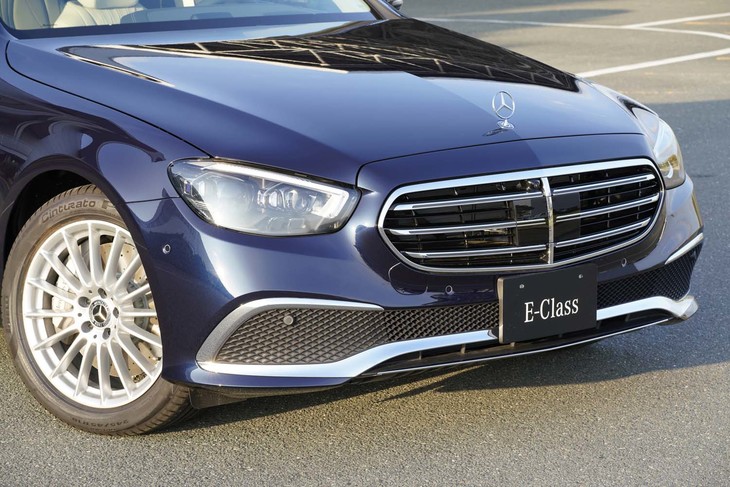 「E450 4MATICエクスクルーシブ」のフロントまわり。E450にだけ、伝統のボンネットマスコット「スリーポインテッドスター」が装着される。