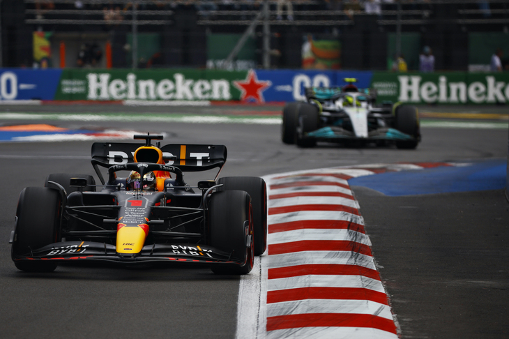 トップを走るフェルスタッペン（写真先頭）と2位ハミルトン（同後ろ）の攻防戦。レッドブルはソフトタイヤからミディアムへ交換した一方、メルセデスはミディアムからハードにつないで今季初優勝を目指した。しかしレース終盤になっても、フェルスタッペンのミディアムはパフォーマンスを維持したまま。長持ちのハードに賭けたメルセデスの作戦は失敗に終わった。これでフェルスタッペンはメキシコで4勝目、今シーズン20戦で14勝を飾ったことになり、年間最多勝と最多ポイントの記録を更新。ミハエル・シューマッハーの年間勝率を超えるには、残り2戦でも勝たなければならないのだが、今年のチャンピオンの強さからしたらその可能性も十分にありそうだ。レッドブルは7月のフランスGPから9連勝中で、マクラーレンが1988年に達成した11連勝に届くかにも注目が集まる。（Photo=Getty Images / Red Bull Content Pool）