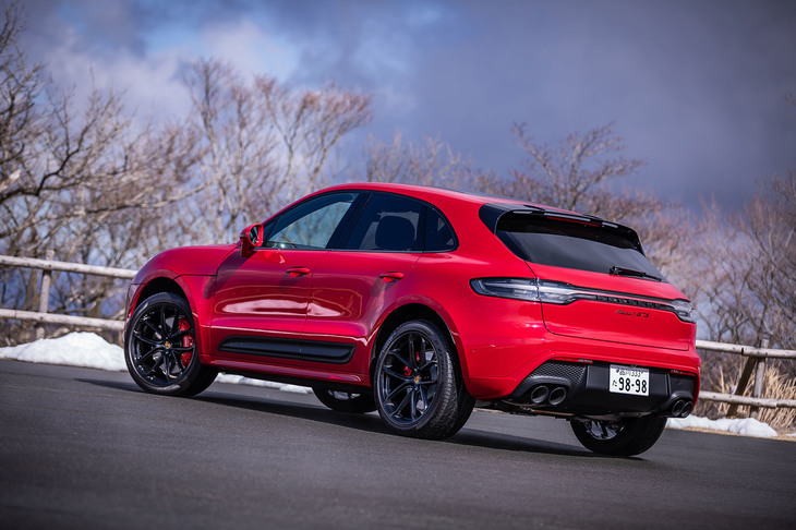 「マカンGTS」のボディーサイズは全長×全幅×全高＝4726×1927×1596mm、ホイールベースは2807mm。ラバブラック仕上げのサイドブレードが標準で装備される。