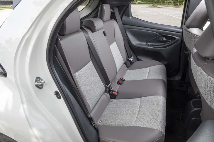 「ヤリス ハイブリッドZ」の後席に備わる大きなヘッドレストは、ドライバーの視界確保の点で気になるところ。対する「フィットe：HEVネス」のそれは収納タイプになっている。