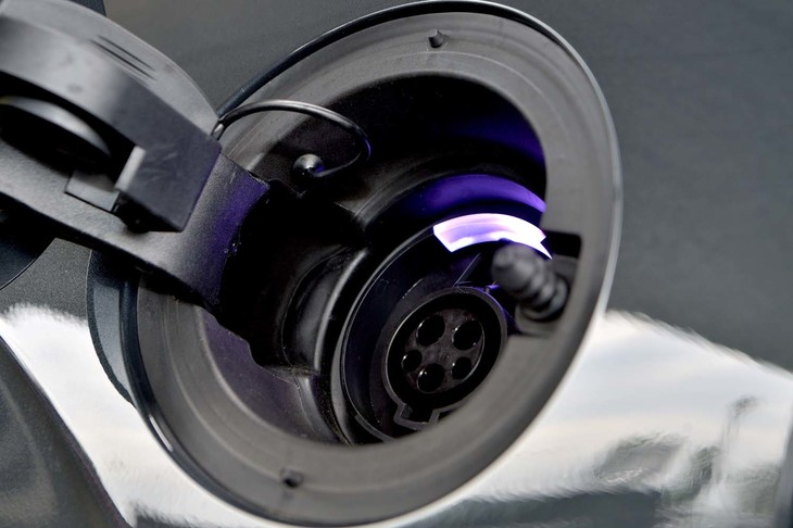 給電口は左フロントフェンダーにレイアウトされている。ソケット付近に見える薄紫色のランプが先進感を演出する。