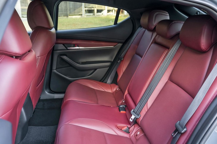 後席は、後方に向かって切れ上がるドアパネルの形状により、包まれ感のある空間となっている。