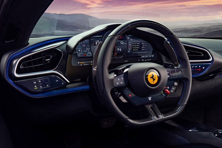 「フェラーリ296GTS」の運転席まわり。ドライバーインフォメーションディスプレイの操作や「eマネッティーノ」のセレクトはもちろん、スタートスイッチも空調のコントロールパネルも灯火類やドアミラーの操作系も、ぜんぶタッチ式だ。