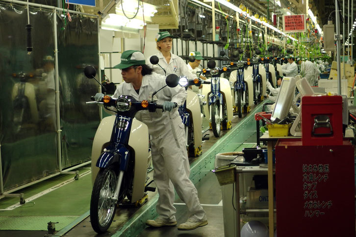 先代の「スーパーカブ」は中国で生産されていたが、50ccのモデルなど「日本で売るものは日本で作ろう」との考えのもと、国内向けの新型の生産は熊本製作所に移管されることになった。