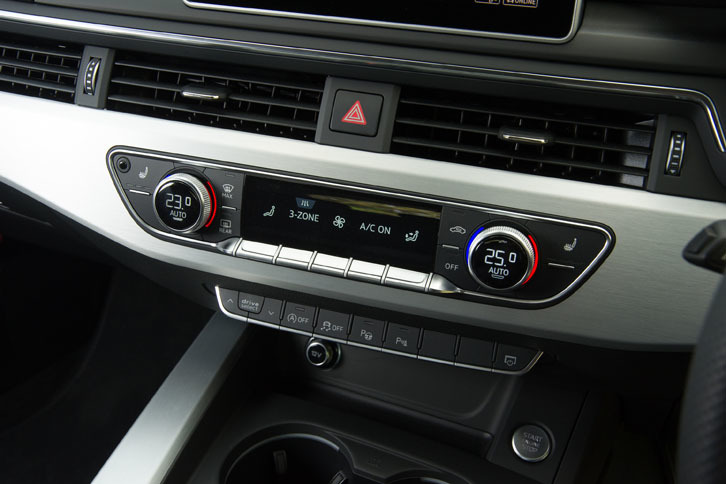 エアコンの操作ボタンの下には、ドライブモードの切り替えスイッチや、アイドリングストップのオン／オフスイッチが備わる。