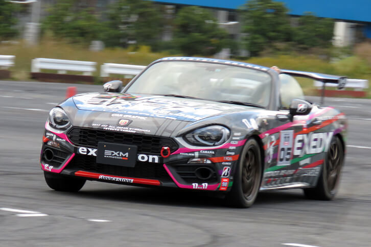 続いて、FCAジャパンのティツィアナ・アランプレセ氏を乗せてコースを走る山野哲也選手。同乗者がイベント主催者でも遠慮ナシの激走ぶりである。