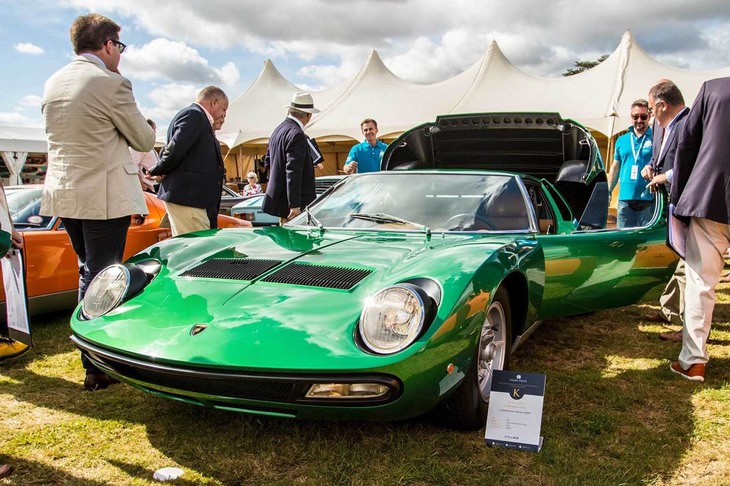 前写真と同じ「ランボルギーニ・ミウラSV」。これは1971年のジュネーブモーターショーに出展された個体そのもので、数十年の時を経て、ランボルギーニのリペア部門の手によりフルレストアされた。