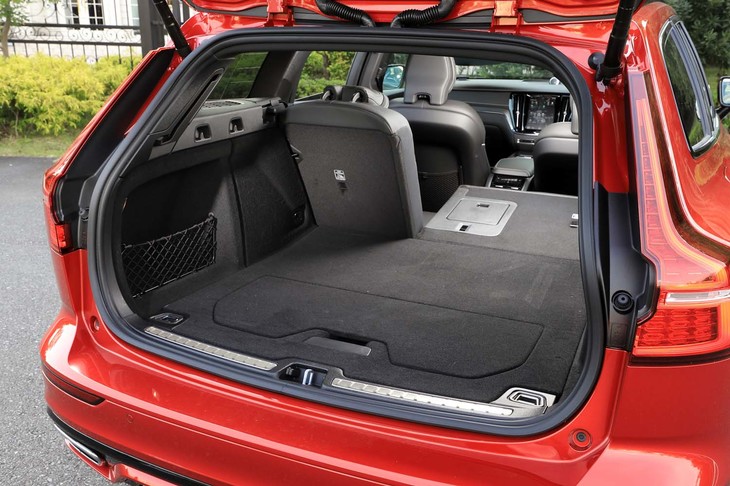 開口部のへりからフラットになっているところがうれしい。後席の背もたれは60：40分割式。