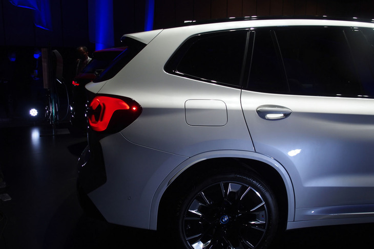 BMW iX3（リアセクション）