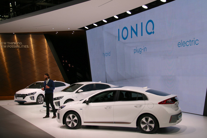 ヒュンダイは「アイオニック」のプラグインハイブリッドとEV仕様を発表。プレゼンターには冒険家・環境保護運動家のディヴィド・デ・ロスチャイルドを起用した。