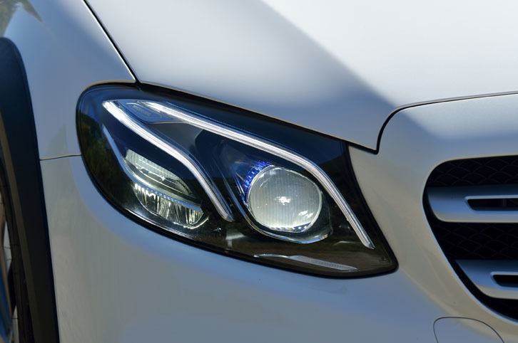 「E220d 4MATICオールテレイン」は、コーナリングライトやポジショニングライトが含まれる「マルチビームLEDヘッドライト」を装備する。