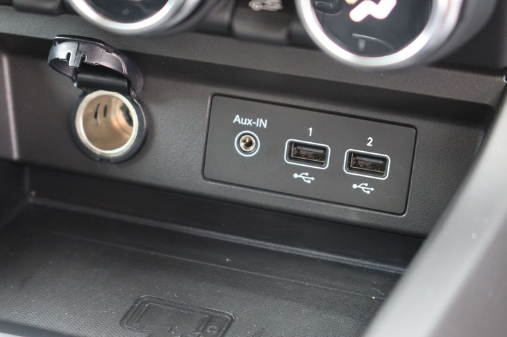 試乗車のセンターコンソールには、スマートフォンの非接触充電トレーやUSBポートも備わっていた。今や少なくなったAUXジャックがあるのもうれしい。
