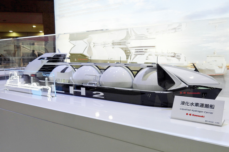 大型液化水素運搬船の模型。