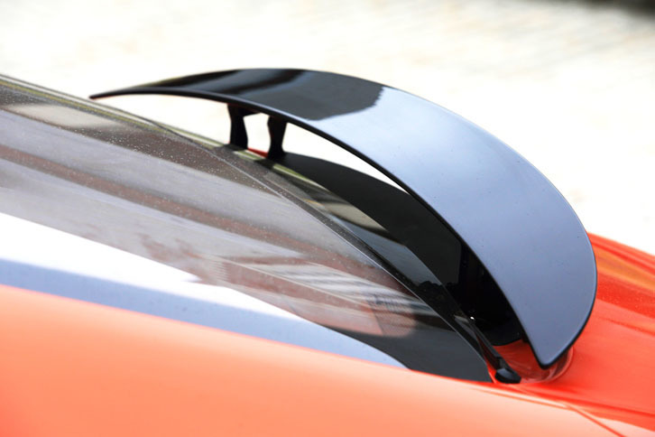 トランクリッドの前方には、可動式のリアウイングが備わる。写真は、ウイングが立ち上がった状態。