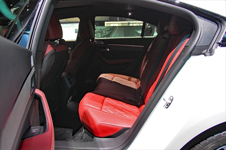 プジョー508 GTライン（リアシート）