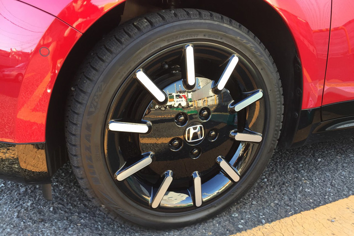 試乗車には205/45R17サイズの「ブリヂストン・ブリザックVRX2」スタッドレスタイヤが装着されていた。走行抵抗は若干増しているか。