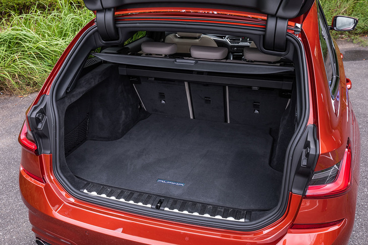 後席使用時の荷室容量は550リッター（写真）。後席の背もたれをすべて前方に倒すと、最大1600リッターに拡大できる。「D3 Sツーリング」には、足の動きで作動する「オートマチックテールゲートオペレーション」が標準装備されている。