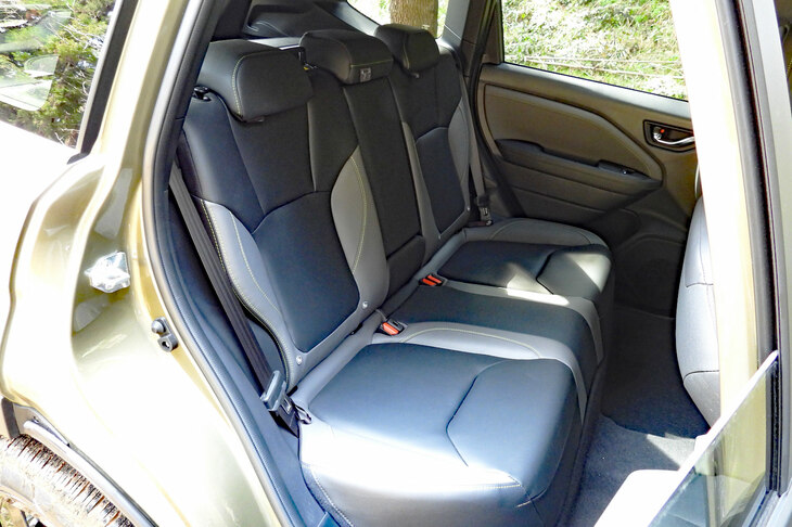 スバル・フォレスターX-BREAK S：HEV EX（リアシート）