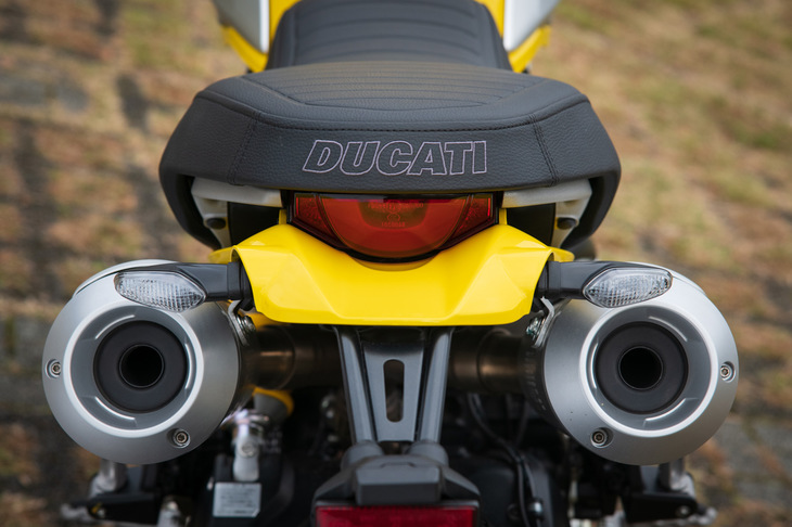 シートをはさむように配された左右2本出しのマフラー。デザインにおける「スクランブラー1100」シリーズの特徴となっている。