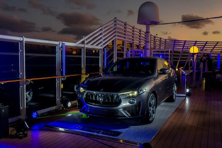 プールサイドに展示された「レヴァンテGTS」。