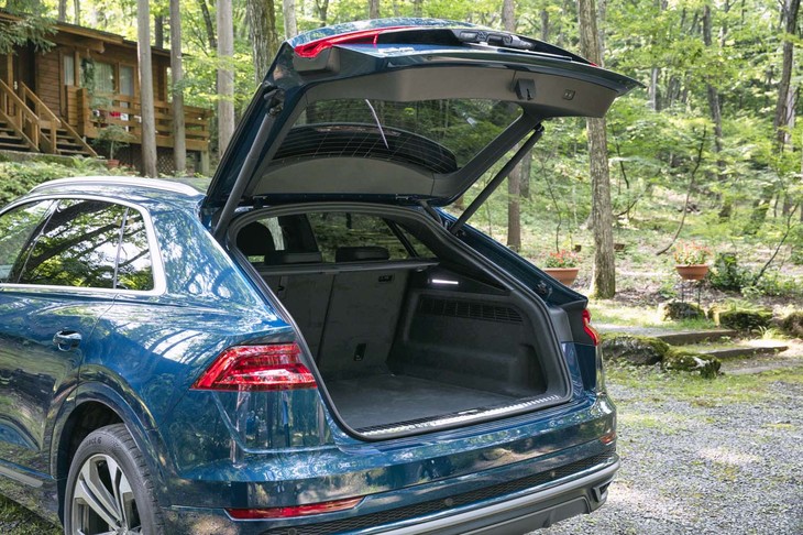 荷室の容量は、5人乗車時で605リッター。バックドアの電動開閉機構は、全グレードに標準装備される。