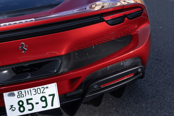 リアまわりでは、エキゾーストシステムを上方に配置することで、車体底部のディフューザーとして使えるスペースを拡大。左右テールランプのあいだには格納式のスポイラーが設けられており、必要に応じてせり出すことでダウンフォースを増大させる。