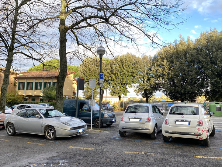 冒頭の「フィアット500」の後方に回ったら、懐かしい「クーペ・フィアット」がいた。