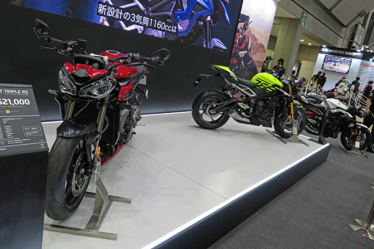 東京モーターサイクルショー2023におけるトライアンフのブースの様子。