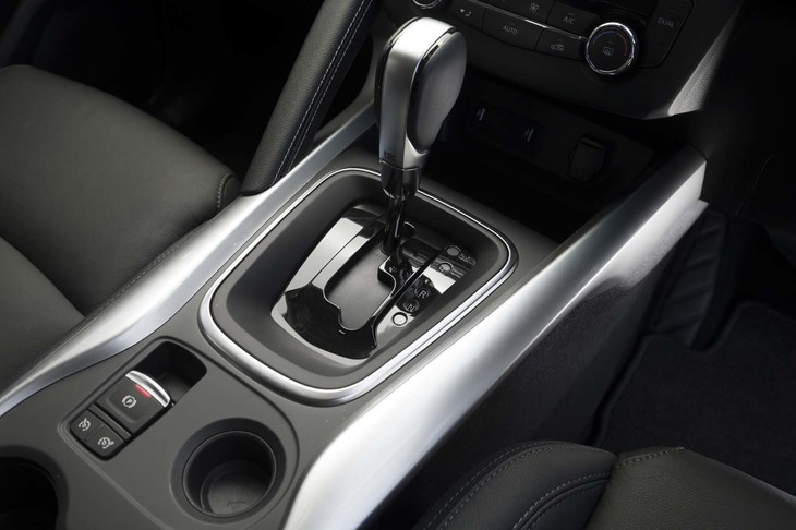トランスミッションは7段のデュアルクラッチ式ATを採用する。シフトレバー手前の穴は「コインを入れるなどご自由に」（ルノー・ジャポン）とのことだが、実は本国仕様車では、ドライブモードセレクターが設置されている部分である。