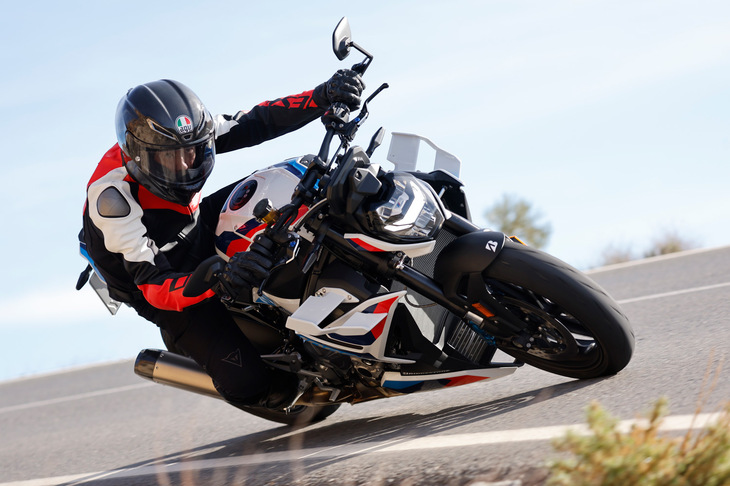 「M1000R」ではダウンフォースを増大するべくフロントサイドパネルにウイングレットを装着。走行安定性の向上に加え、サーキットではコーナー前でのブレーキングを遅らせたり、ウイリーの発生を抑えたりといった効果も期待できる。