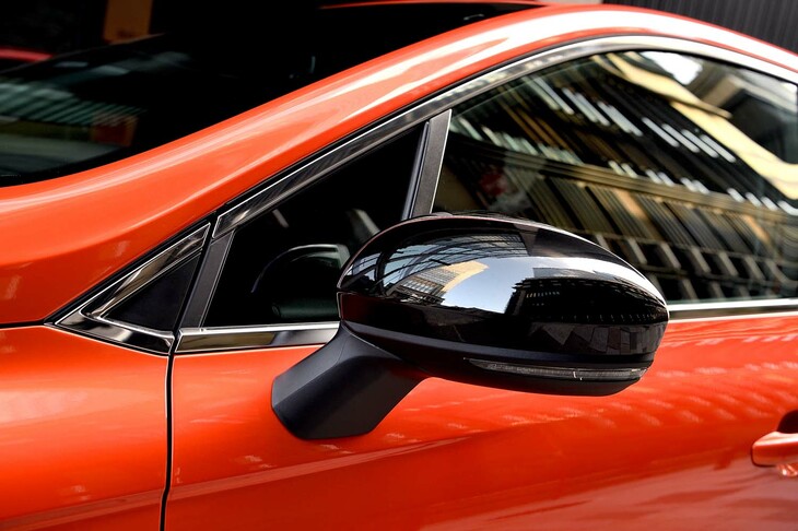 ブラック塗装が施された「ルーテシア インテンス プラス」のドアミラー。ベーシックグレード「インテンス」ではボディー同色となる。