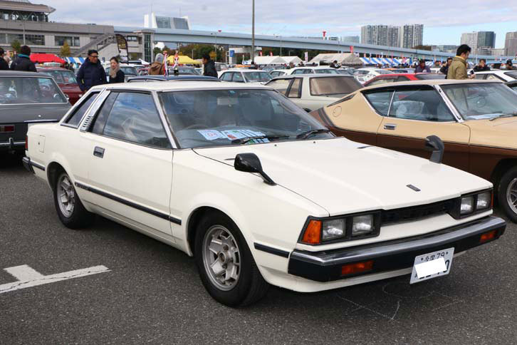 3代目「日産シルビア」。前期型の2ドアハードトップ仕様だ。当時流行したピラーレスハードトップであることも特徴。余談だが、人気コミック『めぞん一刻』の主人公、五代裕作の恋敵、三鷹 瞬の愛車も、このシルビアだった。