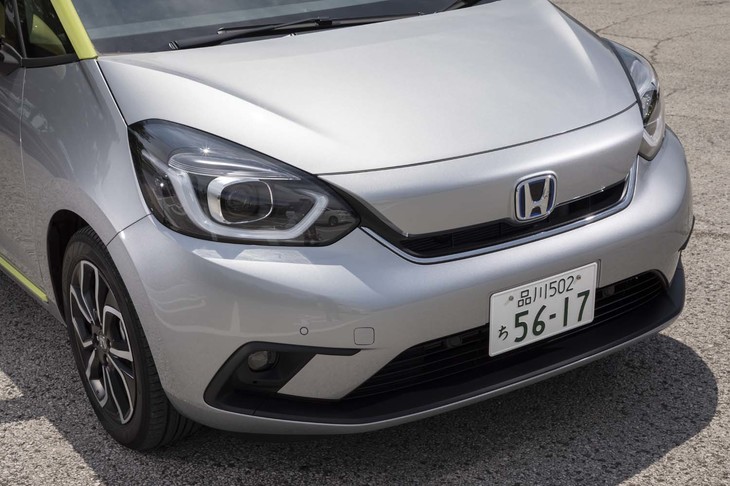 「フィットe：HEV」のフロントまわり。新型フィットでは、ユーザーに親しみを感じてもらえるよう、柴犬をモチーフにしたフロントデザインが採用されている。