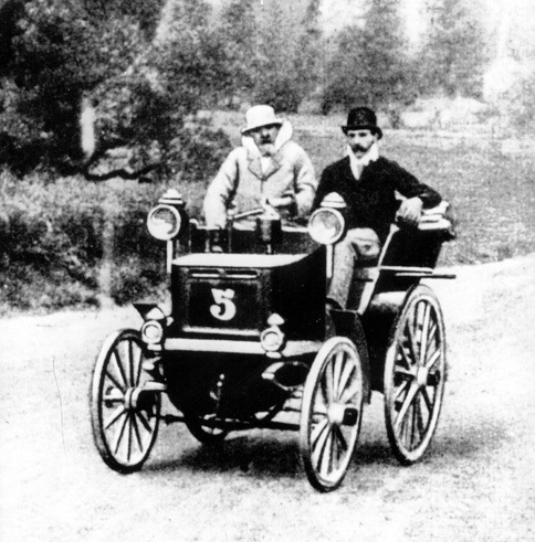 1895年に開催されたパリ‐ボルドー往復レースに、自前のクルマで出場するエミール・ルヴァソールとルネ・パナール。