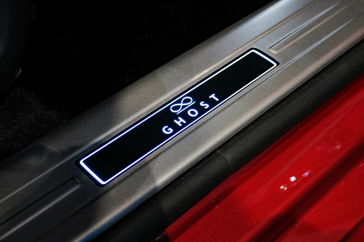 ロールス・ロイス・ブラックバッジ・ゴースト（サイドシル）