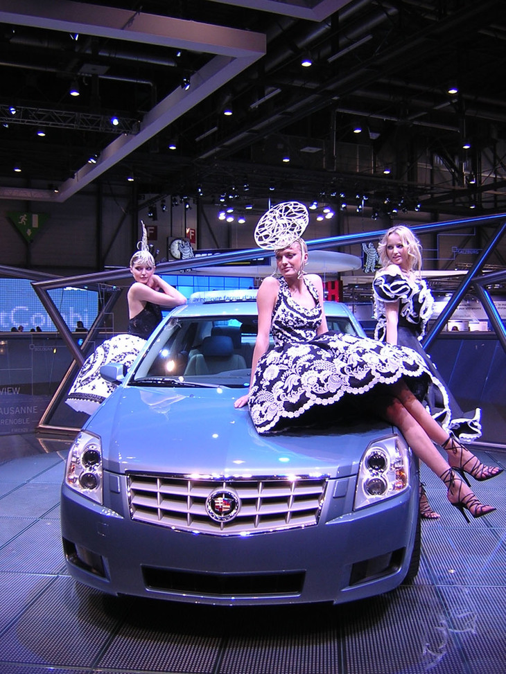 「キャデラックBLS」はスウェーデンのサーブの工場で生産された。2005年ジュネーブモーターショーで。