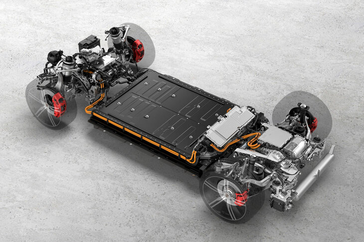 ポルシェとアウディが共同開発した「プレミアムプラットフォームエレクトリック（PPE）」。バッテリーには三元系リチウムイオン電池を使用しており、安全性を確保しつつニッケル・コバルト・マンガンの使用量を8：1：1とすることで、エネルギー密度を高めている。