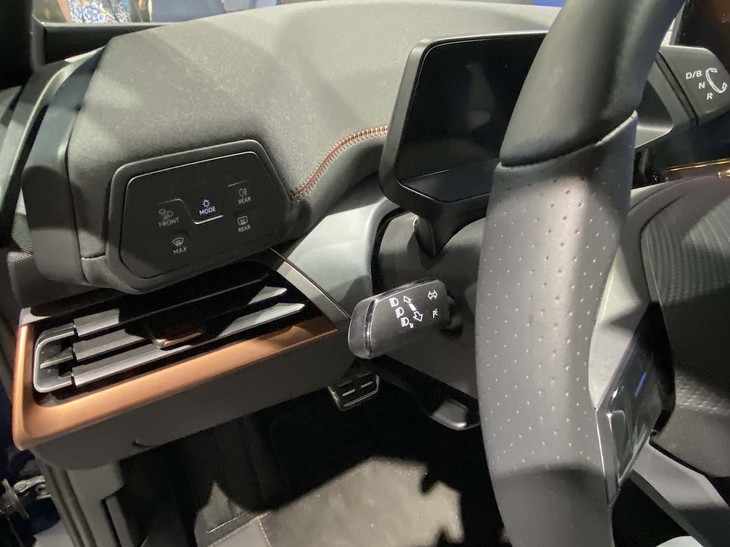 「ID.3」同様、デフォッガーやリアフォグランプなどのタッチスイッチは、メータークラスター左側にまとめられている。