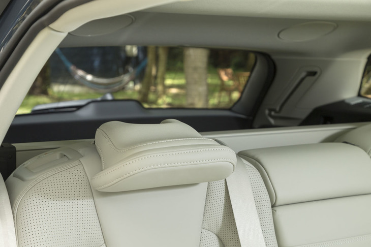 ボルボ伝統の、ワンタッチで折り畳める後席ヘッドレスト。ドライバーが後方視界を確保するのに役立つ。