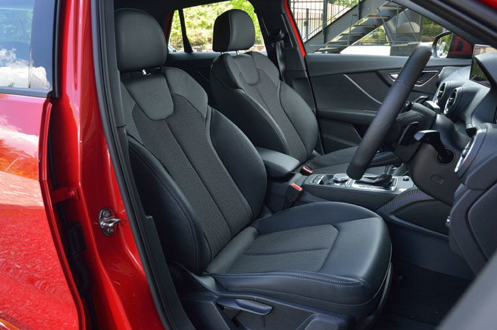 前席は、S lineのロゴが入ったクロス・レザーシート。限定車「Q2ファーストエディション」の特別装備に含まれる。