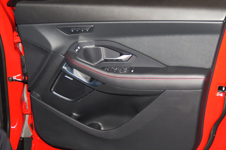 ジャガーEペース ファーストエディション2.0L P250（ドア内張り）